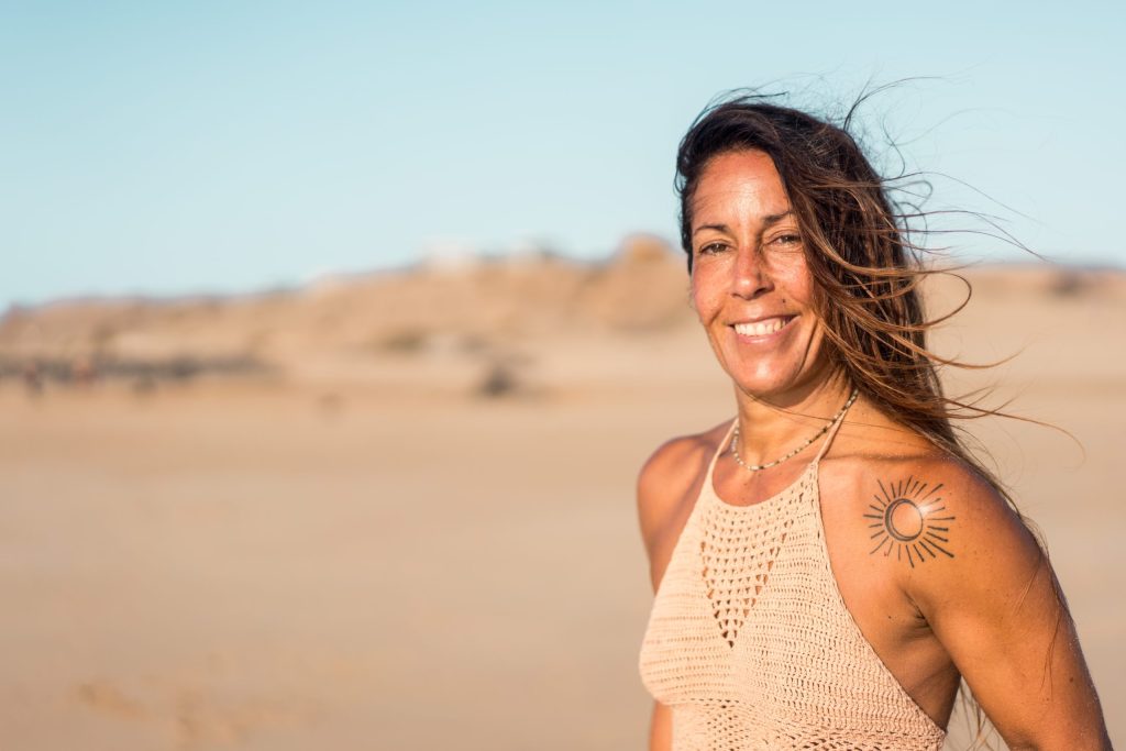Ruth sonriendo en las dunas