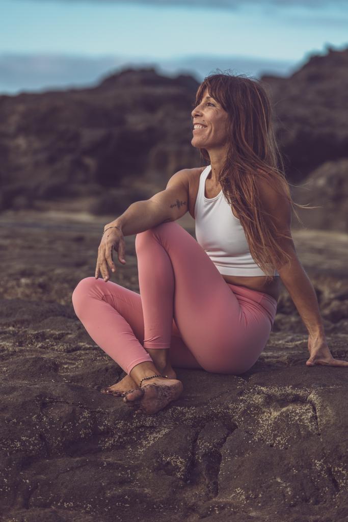 Ruth sentada sobre una roca en la costa
